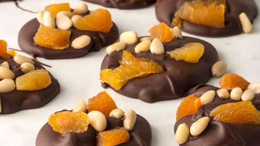Σοκολατάκια με Βερίκοκα και Κουκουνάρι