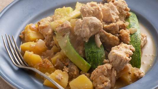 Κοτόπουλο με Λαχανικά και Σάλτσα από Φιστίκι