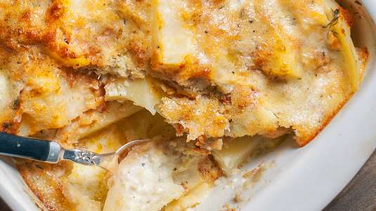 Πατάτες με Σελινόριζα και Τυρί στο Φούρνο