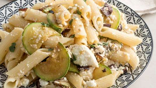 Πένες με Κολοκυθάκια, Ελιές και Ανθότυρο