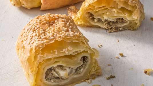 Ρολάκια Σφολιάτας με Φέτα και Πάστα Ελιάς