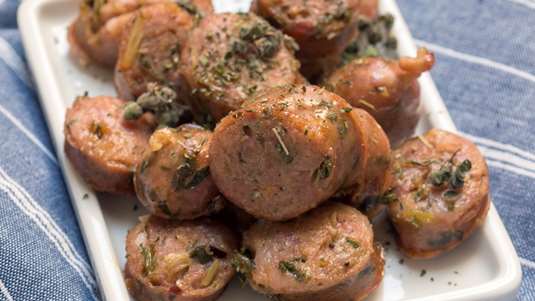 Λουκάνικα Μαγειρεμένα με Τσίπουρο