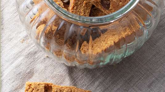 Παξιμαδάκια με Ελαιόλαδο, Αμύγδαλα και Μπαχαρικά