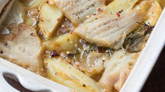 Μπακαλιάρος στο Φούρνο, με Τραγανές Πατάτες και Δεντρολίβανο