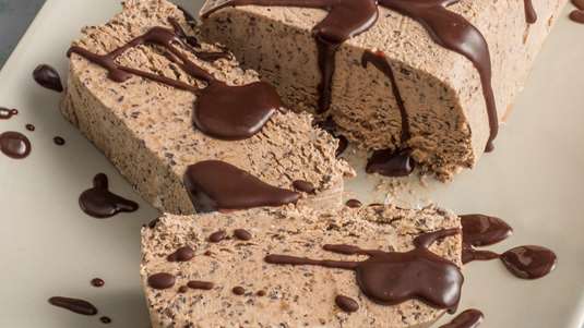 Καπουτσίνο σε Παγωμένες Φέτες με Σάλτσα από Σοκολάτα και Ρούμι