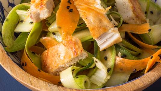 Ασιατική Σαλάτα με Λαχανικά και Κοτόπουλο