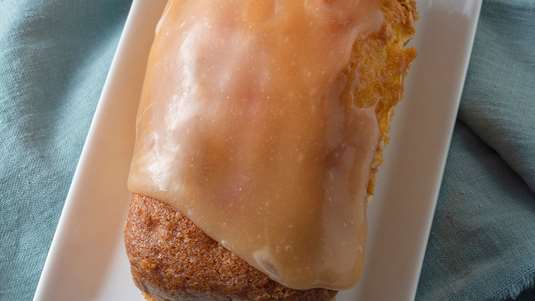 Κέικ Γεμιστό με Κρέμα Λεμόνι και Σάλτσα Κίτρου