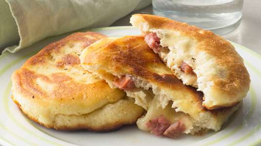 Λουκανικόπιτα με Κασέρι