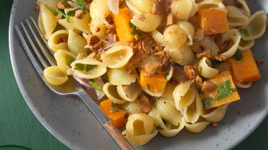 Κοχυλάκια με Κολοκύθα, Καπνιστό Τυρί και Αμύγδαλα