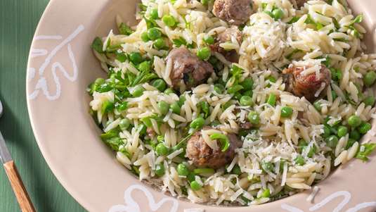 Κριθαράκι με Αρακά και Χωριάτικο Λουκάνικο