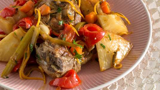 Αρνάκι με Σελινόριζα, Καρότα και Πορτοκάλι