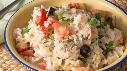 Ρυζοσαλάτα με Τόνο, Πιπεριές και Ελιές
