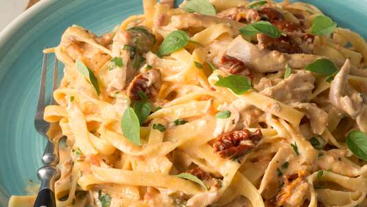 Ταλιατέλες με Κοτόπουλο και Σάλτσα Λιαστής Ντομάτας