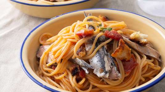 Μακαρονάδα με Γαύρο και Τραγανή Ψίχα Ψωμιού