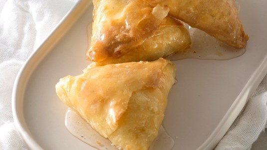 Τρίγωνα Γεμιστά με Αμύγδαλα