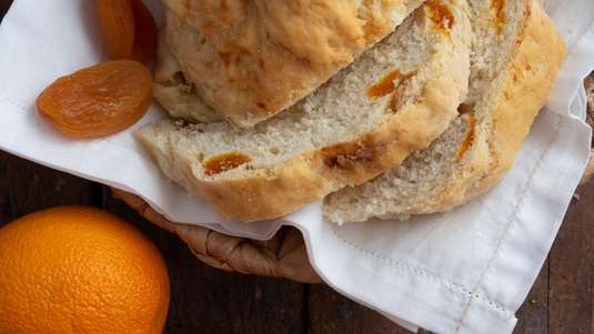 Ψωμί με Μέλι, Πορτοκάλι και Ξερά Βερίκοκα