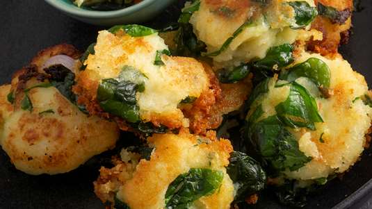 Πατατο-χορτοκεφτέδες με Σάλτσα από Φρέσκια Ντομάτα