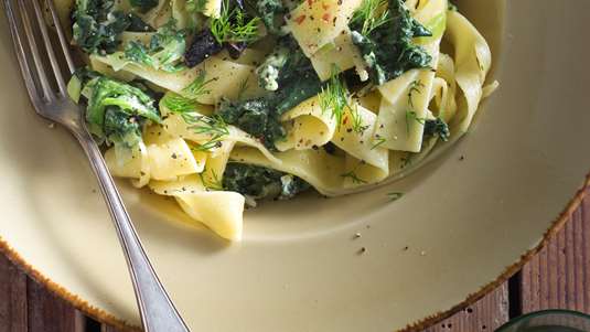 Παπαρδέλες με Σπανάκι, Ελιές και Φέτα