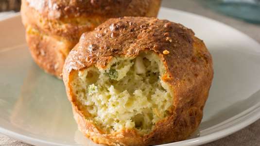 Αλμυρά Muffins με Κολοκυθάκια και Ανθότυρο