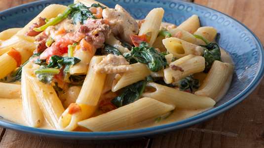 Μακαρονάδα με Κοτόπουλο και Ντοματένια Κρέμα