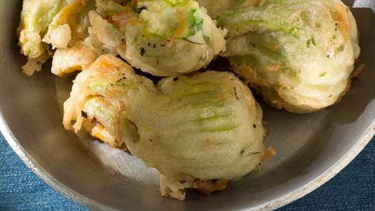 Τραγανοί Κολοκυθανθοί με Γέμιση Φέτας