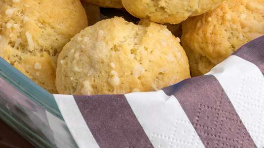 Βουτυράτα Μπισκότα με Τυρί και Ζαμπόν