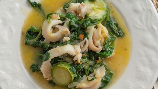 Καλαμαράκια Φρικασέ με Σπανάκι