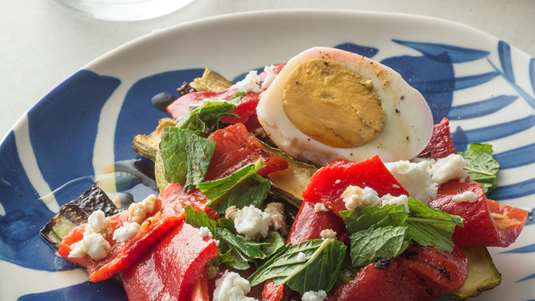 Ψητά Λαχανικά με Δυόσμο, Φέτα και Αυγό