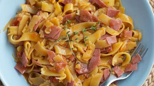 Χυλοπίτες Στιγμής με Σαλάμι και Ντομάτα