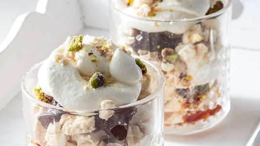 Παγωμένο Γλυκό με Αφράτη Κρέμα και Γλυκό του Κουταλιού Βύσσινο