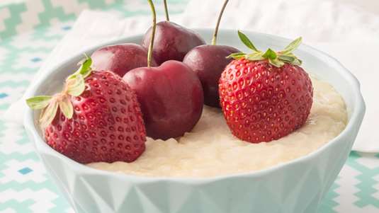 Εύκολο Ρυζόγαλο με Φράουλες, Κεράσια και Τριαντάφυλλο