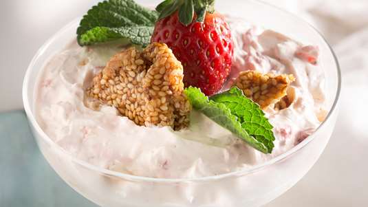 Σεμιφρέντο με Φράουλες, Γιαούρτι και Παστέλι