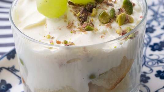 Trifle με Λευκή Σοκολάτα και Σταφύλια