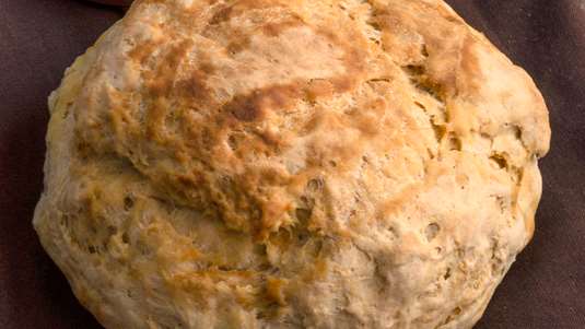 Ψωμάκια με Γραβιέρα και Φασκόμηλο