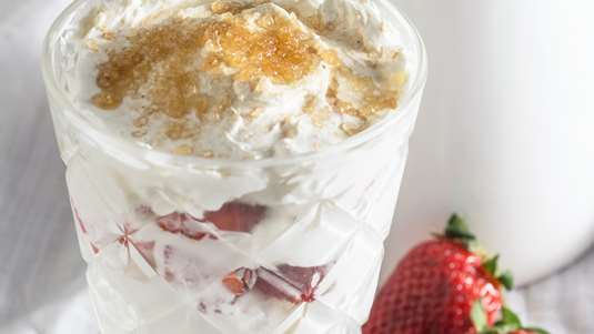 Φράουλες με Βελούδινη Κρέμα