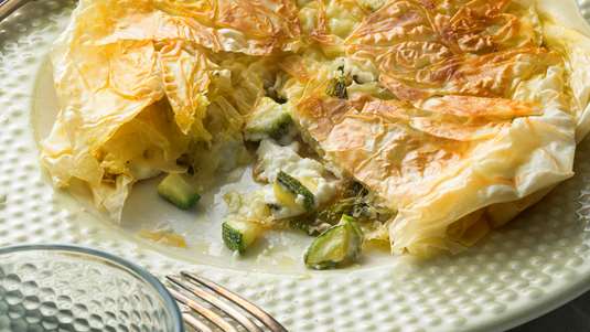 Πίτα στο Τηγάνι με Κολοκυθάκια, Ανθότυρο και Μανούρι