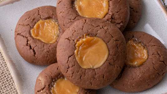 Μπισκοτάκια με Καραμέλα Γάλακτος και Σοκολάτα