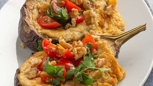 Μελιτζάνες Γεμιστές με Χούμους στο Φούρνο