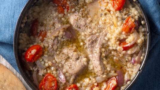 Κρασάτες Χοιρινές Μπριζόλες με Ντοματίνια και Τραχανά