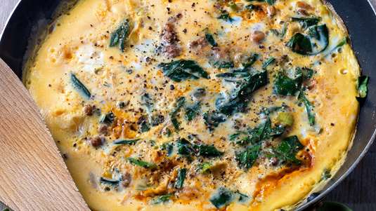 Αυγά με Κιμά και Σπανάκι