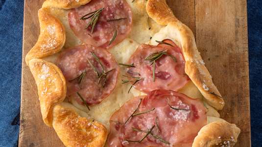 Φοκάτσια Γεμιστή με Μορταδέλα