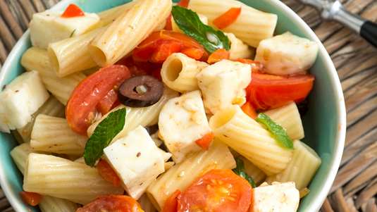 Ριγκατόνι με Χαλούμι, Πιπεριές και Ελιές