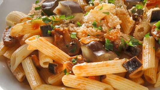 Πένες με Ψητές Μελιτζάνες και Ντοματίνια