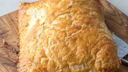 Σφολιατάκια με Κρεμμύδι, Ντομάτα και Κοπανιστή