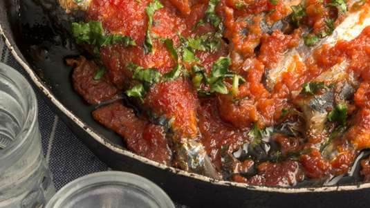 Σαρδέλες Αχνιστές με Ντομάτα, Ούζο και Κολοκυθάκια