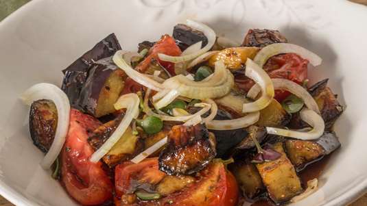 Σαλάτα με Ψητές Μελιτζάνες, Ντομάτες και Γλιστρίδα