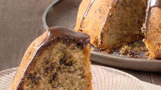 Κέικ με Γλάσο Καφέ και Δαμάσκηνα