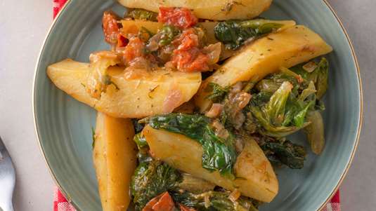 Πατάτες Γιαχνί με Σπανάκι και Μυρωδικά