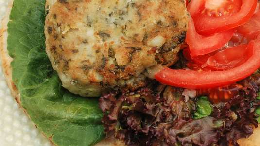 Πράσινα Μπέργκερ-Κεφτέδες με Νηστίσιμο Τραχανά