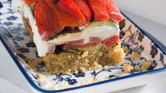 Αλμυρό Cheesecake με Κολοκυθάκια και Πιπεριές Φλωρίνης